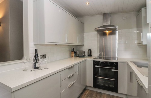 Troutbeck Bridge Cottage | OWLS NOOK LODGE, pet friendly, with hot tub in Windermere