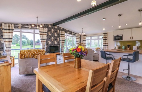 Leiston Cottage | OWLS RETREAT, LODGE 11, pet friendly, with a garden in Aldeburgh
