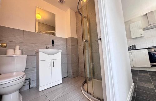 Heathrow Villages House | OX London Heathrow stay - 1 BUS to HEATHROW