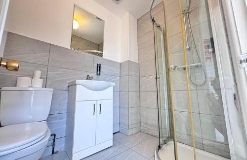 Heathrow Villages House | OX London Heathrow stay - 1 BUS to HEATHROW