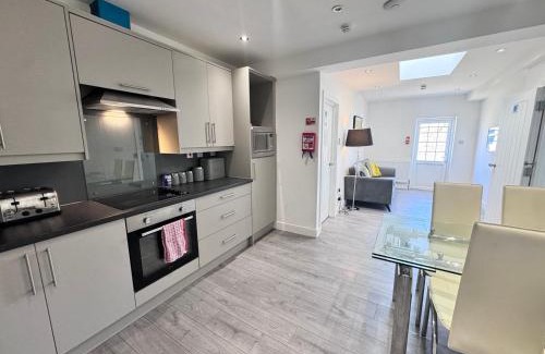 Heathrow Villages House | OX London Heathrow stay - 1 BUS to HEATHROW