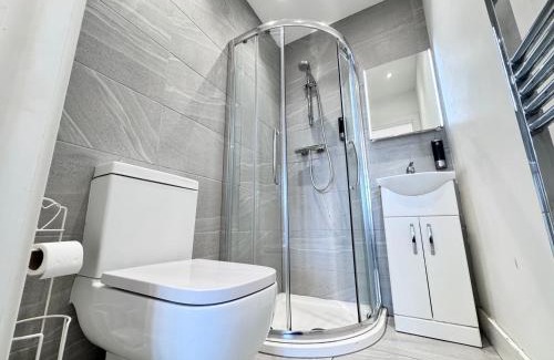 Heathrow Villages House | OX London Heathrow stay - 1 BUS to HEATHROW