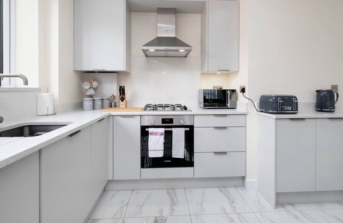 Reading Apartment | Oxford Rd 2 Bed Serviced Apartment 06 with Parking, Reading