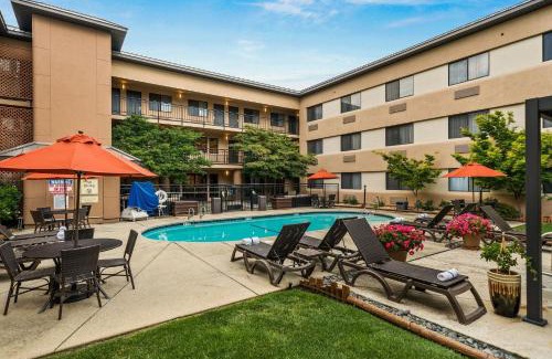 Redding Hotel | Oxford Suites Redding