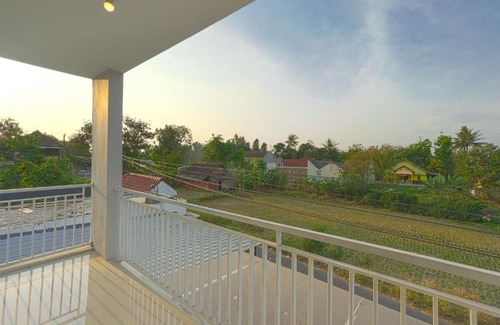 Kasihan Hotel | OYO 1542 Yessy Mansion