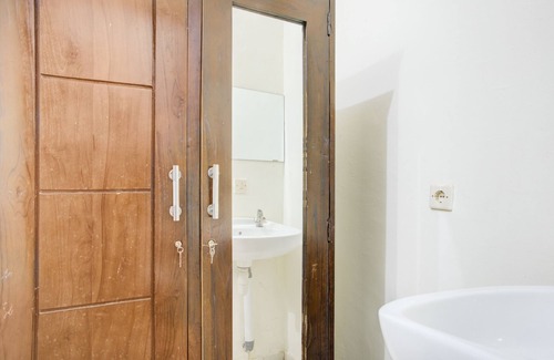 Kupang Hotel | OYO 2965 Silvia Homestay