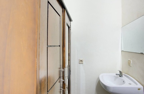 Kupang Hotel | OYO 2965 Silvia Homestay