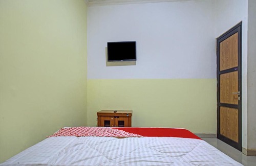 Tegalgundil Hotel | OYO 3883 The Red