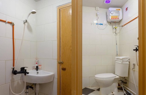Tangerang House | OYO 737 Kamar Keluarga Mahkota 8