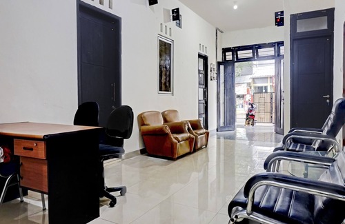 Serpong Hotel | OYO 90689 Lily House