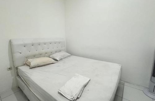 Jakarta Hotel | OYO 94790 Putri Bungsu Residence