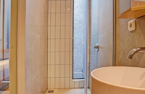 Depok Hotel | OYO Capital O 91348 Keenan Living