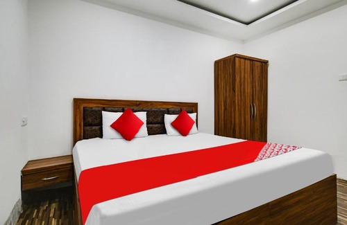 Indore Hotel | OYO Flagship New S11 Resort Inn