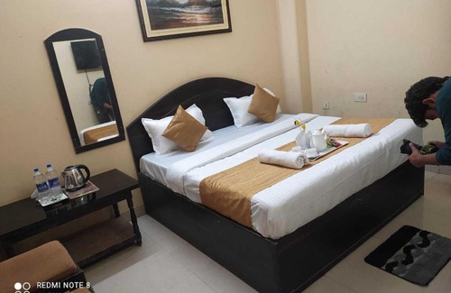 Auli Hotel | OYO Hotel Paradise Inn Near Gautam Buddha Park