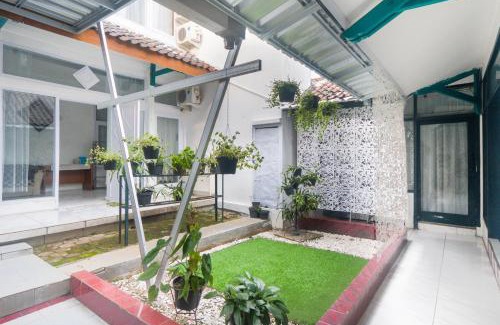 Bandung Hotel | OYO Life 3055 Rumah Enin