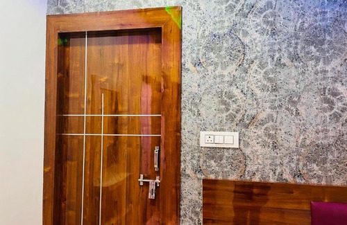 Sandila Hotel | OYO Uday Grand