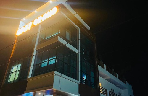 Sandila Hotel | OYO Uday Grand