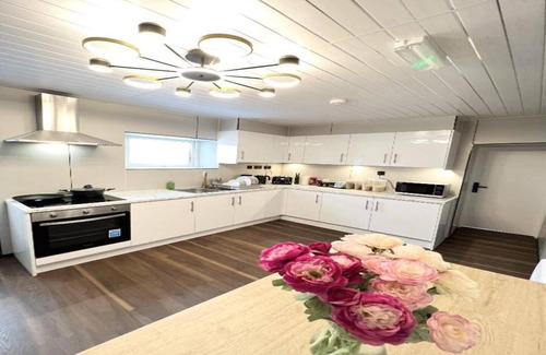 Pembroke Dock Apartment | OYO Welsh Accomodation Standard Double Studio