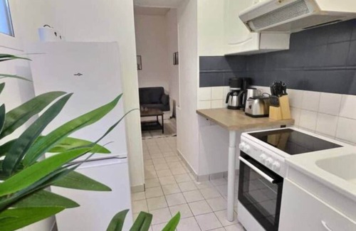 Miroir - Batignolles Apartment | Oyon Patio* T3 * 4pers * Station * Private courtyard