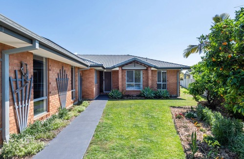 Yamba Apartment | Oyster Cove Sunsets-Nestled along a tranquil canal.