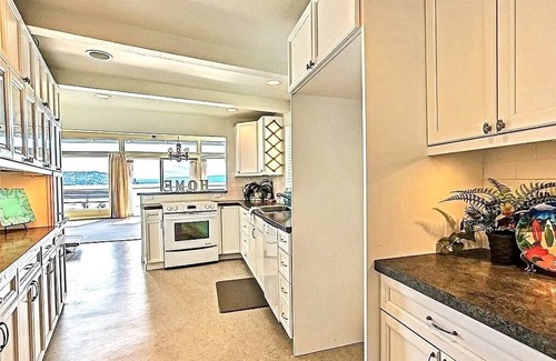 Mason County House | Oyster Paradise Beach vacation in Tahuya, Hood Canal: King bed, kayak, hot tub