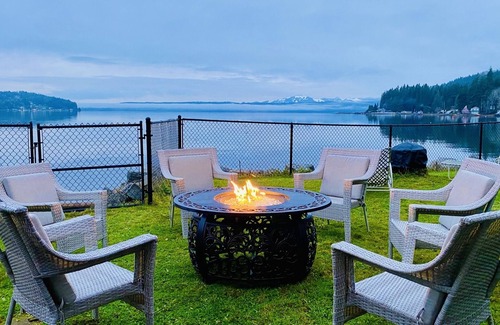 Mason County House | Oyster Paradise Beach vacation in Tahuya, Hood Canal: King bed, kayak, hot tub