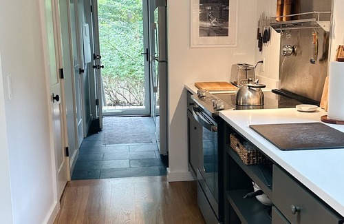 Garfield House | Oz Lakehouse Hideaway- right on the lake!