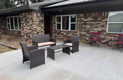 Pelsor House | Ozark Foothills Country HomenNewly Remodeled