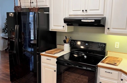 Russellville House | Ozark Foothills Getaway,close to ATU, Russellville, all the Lakes and Mountains!