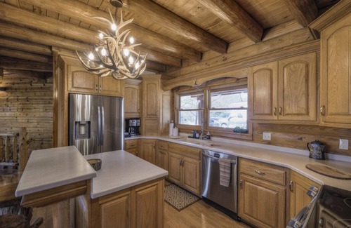 Eagle Rock Cabin | Ozark log cabin near Eureka Springs | Sleeps 32 | 4 boat slips | NO cleaning fee