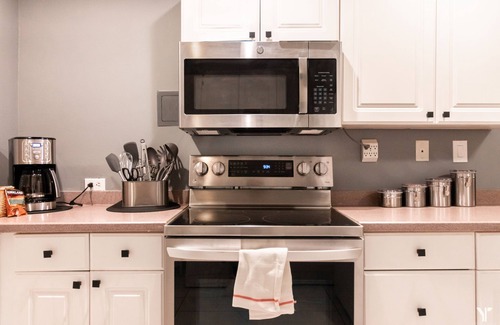 SoNo Apartment | P/8G Remodel 2BR/2BA downtown ATL- Parking & Balcony