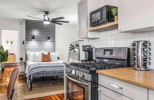 Southeast Pensacola House | P'Cola at Nightfall. 1 bed 1 bath Cottage