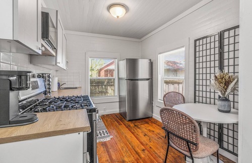 Southeast Pensacola House | P'Cola at Nightfall. 1 bed 1 bath Cottage