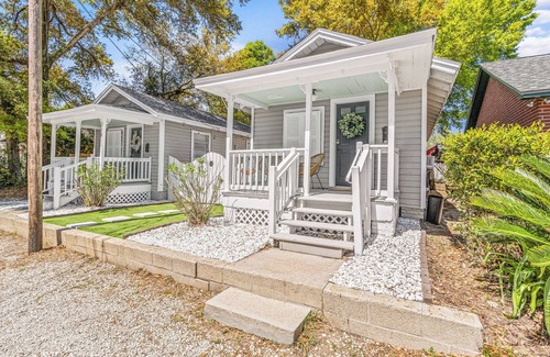 Southeast Pensacola House | P'Cola at Nightfall. 1 bed 1 bath Cottage