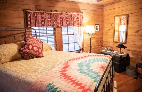 Jacksboro Cabin | P.T. Cabin provides a private pond & stars included! 5 mins to Jacksboro, Tx.