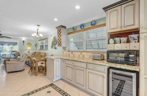 Marathon House | P10 - Charming 2 bedroom, 2 bath duplex with private pool and deep water dockage.