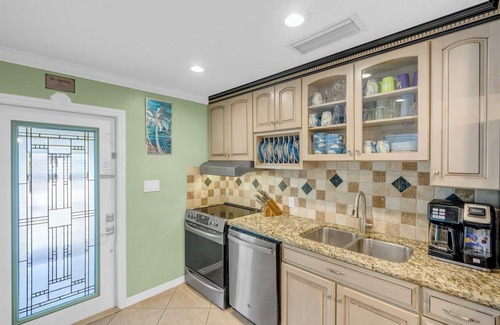 Marathon House | P10 - Charming 2 bedroom, 2 bath duplex with private pool and deep water dockage.