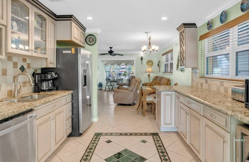 Marathon House | P10 - Charming 2 bedroom, 2 bath duplex with private pool and deep water dockage.