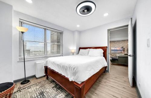 Downtown Atlanta Apartment | P8G Remodel 2BR/2BA downtown ATL-Parking & Balcony