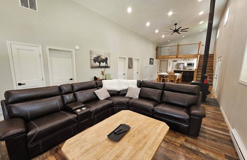 Ronan House | Pablo Pines House @ the Canal- Family+Pet Friendly, Trailer Parking+RV Hookups!