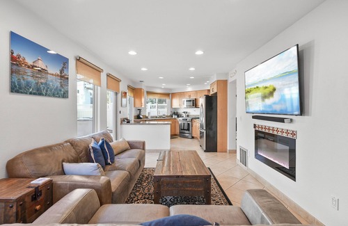 Crown Point House | Pacific Beach Gem: Rooftop Deck, Bay Views, AC & Pet Friendly