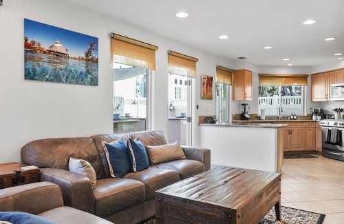Crown Point House | Pacific Beach Gem: Rooftop Deck, Bay Views, AC & Pet Friendly