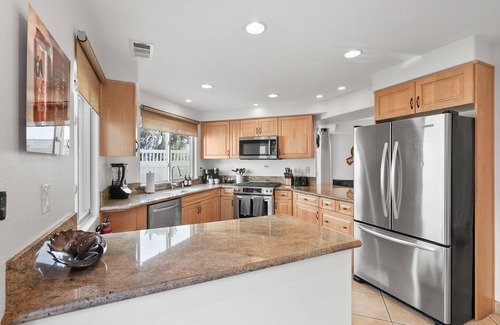 Crown Point House | Pacific Beach Gem: Rooftop Deck, Bay Views, AC & Pet Friendly