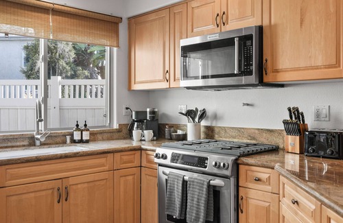 Crown Point House | Pacific Beach Gem: Rooftop Deck, Bay Views, AC & Pet Friendly