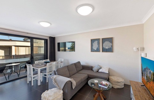 The Entrance Apartment | Pacific Court 10