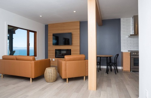 Juan de Fuca Electoral Area Condo | Pacific Oceanfront 2 king beds/2 bath,nfirepit, stairs to ocean deck, rainforest