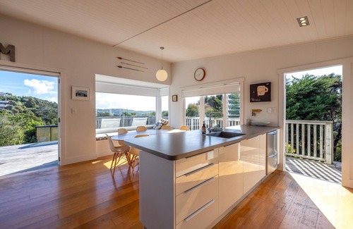 Surfdale House | Pacific Views - Pacific Views is a well appointed 2 bedroom holiday home perfect for 4 guests and pet friendly. With great transport links, plenty of parking and stunning ocean views, this is a fabulous location for a family holiday or get together w