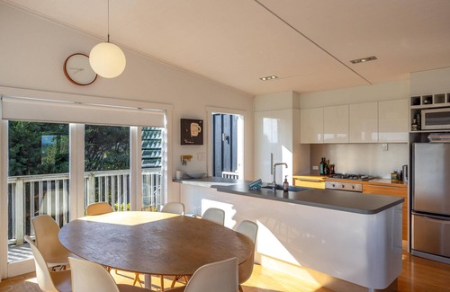 Surfdale House | Pacific Views - Pacific Views is a well appointed 2 bedroom holiday home perfect for 4 guests and pet friendly. With great transport links, plenty of parking and stunning ocean views, this is a fabulous location for a family holiday or get together w