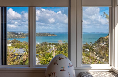 Surfdale House | Pacific Views - Pacific Views is a well appointed 2 bedroom holiday home perfect for 4 guests and pet friendly. With great transport links, plenty of parking and stunning ocean views, this is a fabulous location for a family holiday or get together w