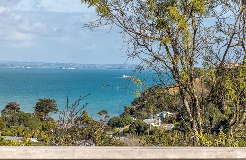 Surfdale House | Pacific Views - Pacific Views is a well appointed 2 bedroom holiday home perfect for 4 guests and pet friendly. With great transport links, plenty of parking and stunning ocean views, this is a fabulous location for a family holiday or get together w